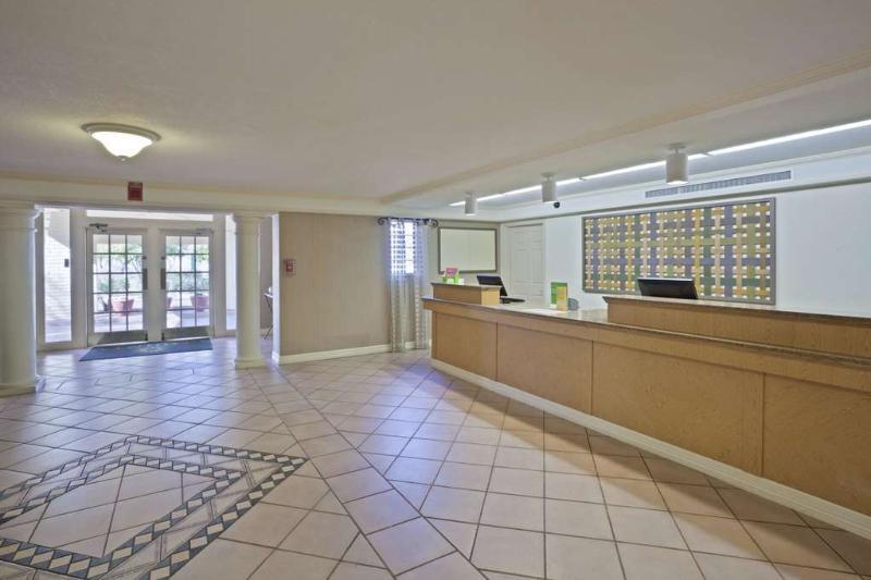 La Quinta Inn By Wyndham Phoenix Sky Harbor Airport Tempe Eksteriør bilde
